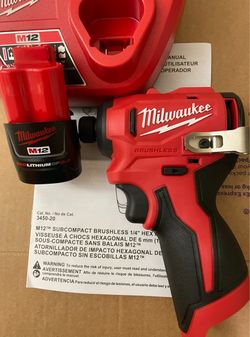 Milwaukee M12 subcompact impact Driver set