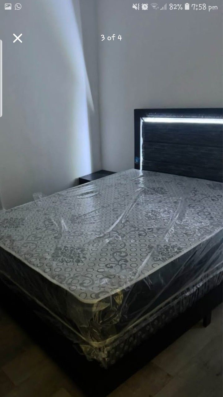 "Mejora tu dormitorio con nuestro conjunto de dormitorio con luces LED negras de 4 piezas, que incluye todo lo necesario para crear un espacio sofist