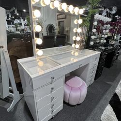 Glamour Vanity 