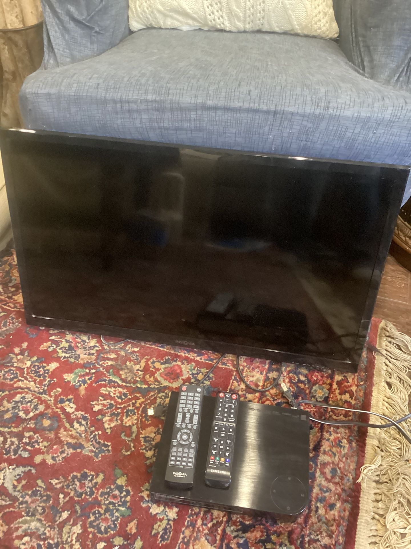 Insignia 32 Inch TV with built in DVD Player