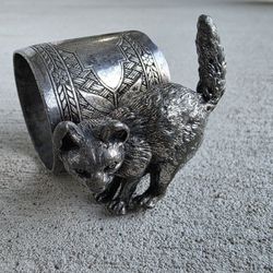 🐱 Antique Victorian Silverplate Cat Napkin Ring – Engraved “LLP”, c.1880s