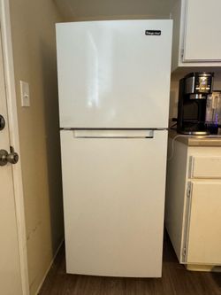 Magic Chef Refrigerator w/Freezer