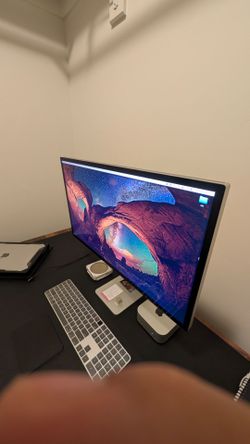 Apple Studio Display Monitor (27" 5K - Nano-Texture Glass, Height-Adjustable Stand)