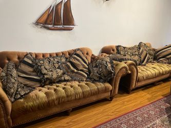 American signature furniture couch / seats 6