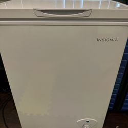 Insignia small 2024 chest freezer