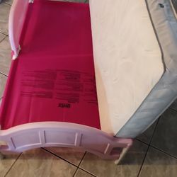 DELTA TODDLER BED AND MATTRESS 