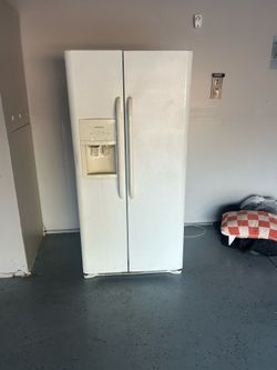 Refrigerator with icemaker