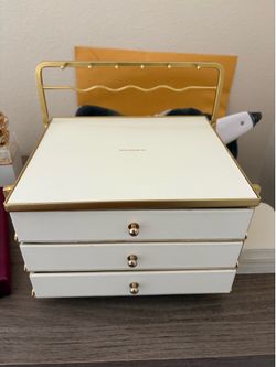 Jewelry box/organizer