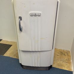 GENERAL ELECTRIC REFRIGERATOR.  Will Trade For Clean    Newer  Model.  Must Make Trade This Week      Must Have Ice Maker. Any Color Or Ss  Apt Size.