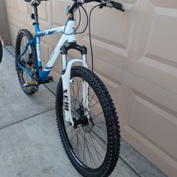 26"x2.0. FUJI NEVADA 1.0. MENS MOUNTAIN BIKE. (L/M).19.5". ALUMINUM. EXCELLLENT CONDITION WITH FRESHLY TUNE UP 👌🏼