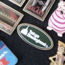 Disney Pins Collection Set In Glass Case 40$