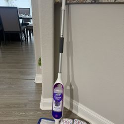 Swiffer power Mop Spray Mop w/ 5 Cleaning Pads - Works Great"