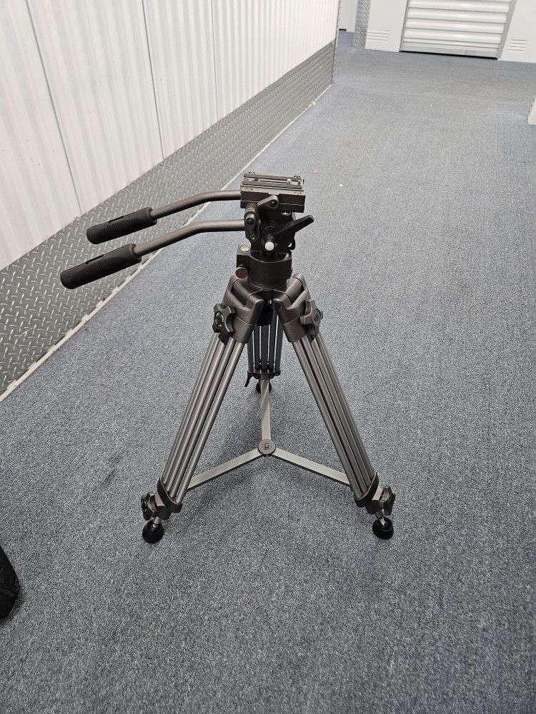 Ravelli Tripod... professional grade camera holder