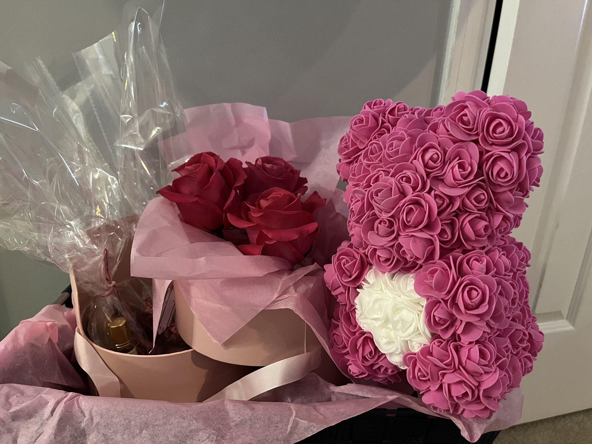 Fresh Roses, Gift basket- Celebrating love, Birthdays,Anniversary’s,Mothers Day, Daughters Day,Date Night surprises, Any occasion Gift Basket 💕💕💕