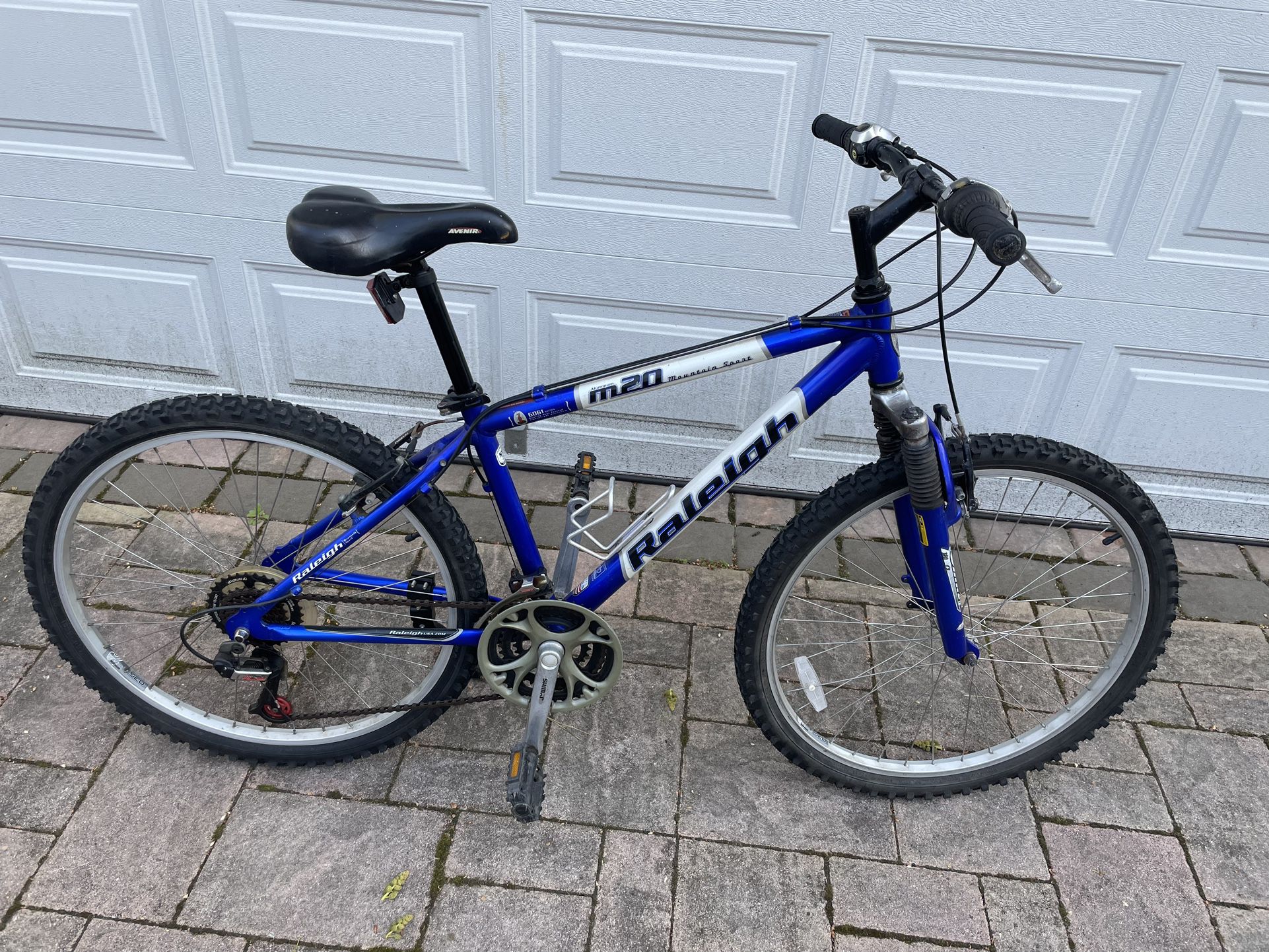 26” Raleigh M20 Aluminum mountain bike (Small 16” frame) 26” wheels