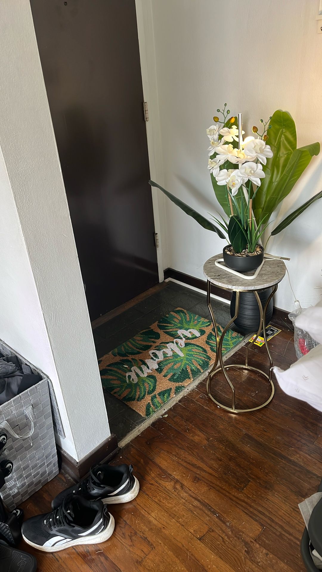 $20 Entry /side Table. Like New!