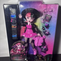 Monster High Draculaura Doll with Pet Bat-Cat Count Fabulous, Accessories, Like Backpack, Spell Book, Bento Box