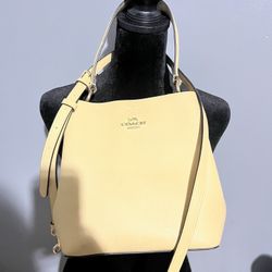 Good condition yellow Coach bucket bag very pretty 😍 