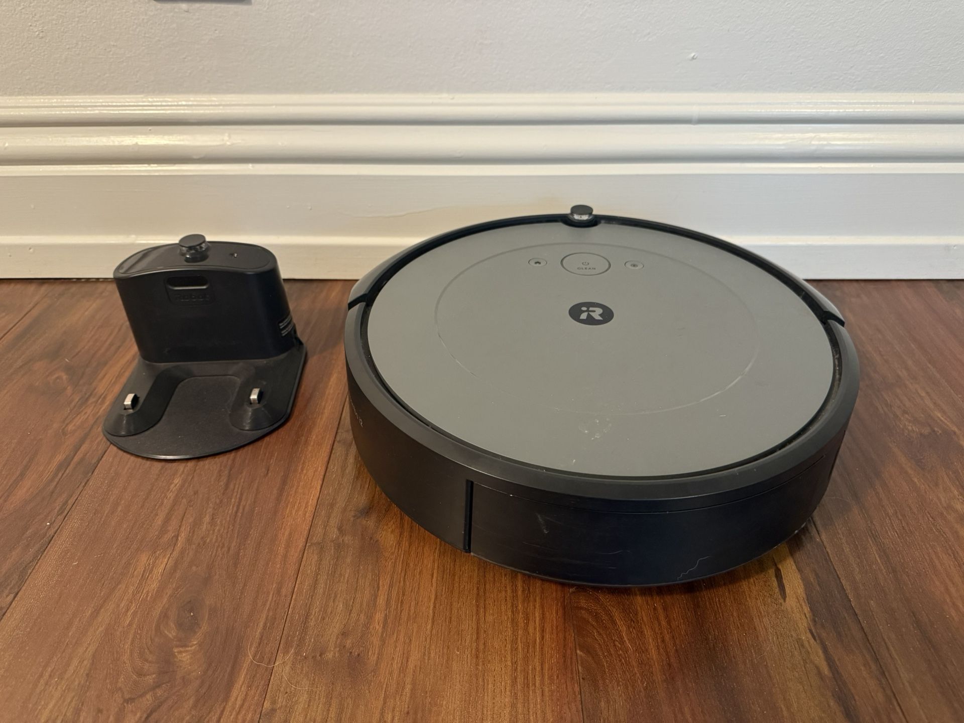 iRobot Roomba i2 Robot Vacuum – Gently Used Vacuum cleaners