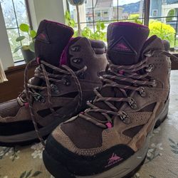 High Sierra Womans Hiking Boots  8.5