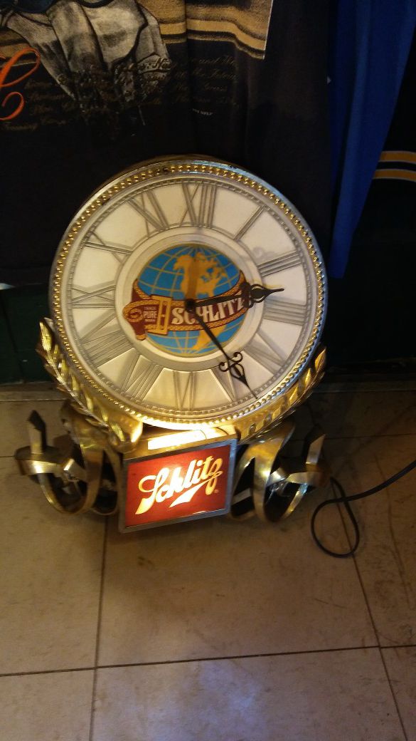 Vintage SCHLITZ BEER SIGN CLOCK Lighted BAR DECOR