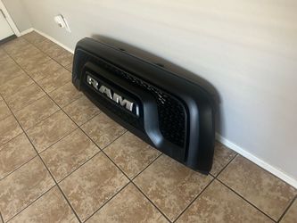 GRILL REBEL OEM $250 / HOOD RAM 1500 $120