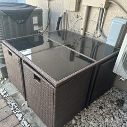 Mesa de patio en buenas condiciones con sus cojines en perfecto estado 