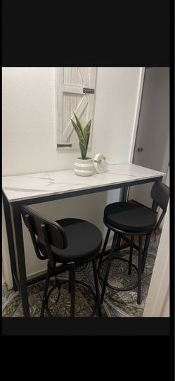 Mesa alta estilo barra Inclulle 2 bancos