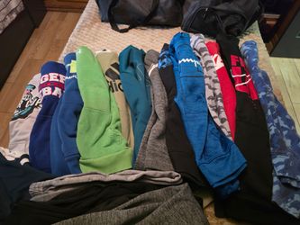 🔥 20-Piece Boys’ Clothing Lot – $25 🔥
14 hoodies + 6 sweatpants, boys’ size L. Used and in good condition. $25 for everything. Pickup today!