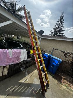 Werner 28 ft. Glidesafe Fiberglass Extension Ladder (27 ft. Reach Height) with 300 Ib. Load Capacity Type IA Duty Rating
