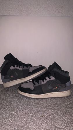 Jordan 1 Mid Size 5.5 Youth