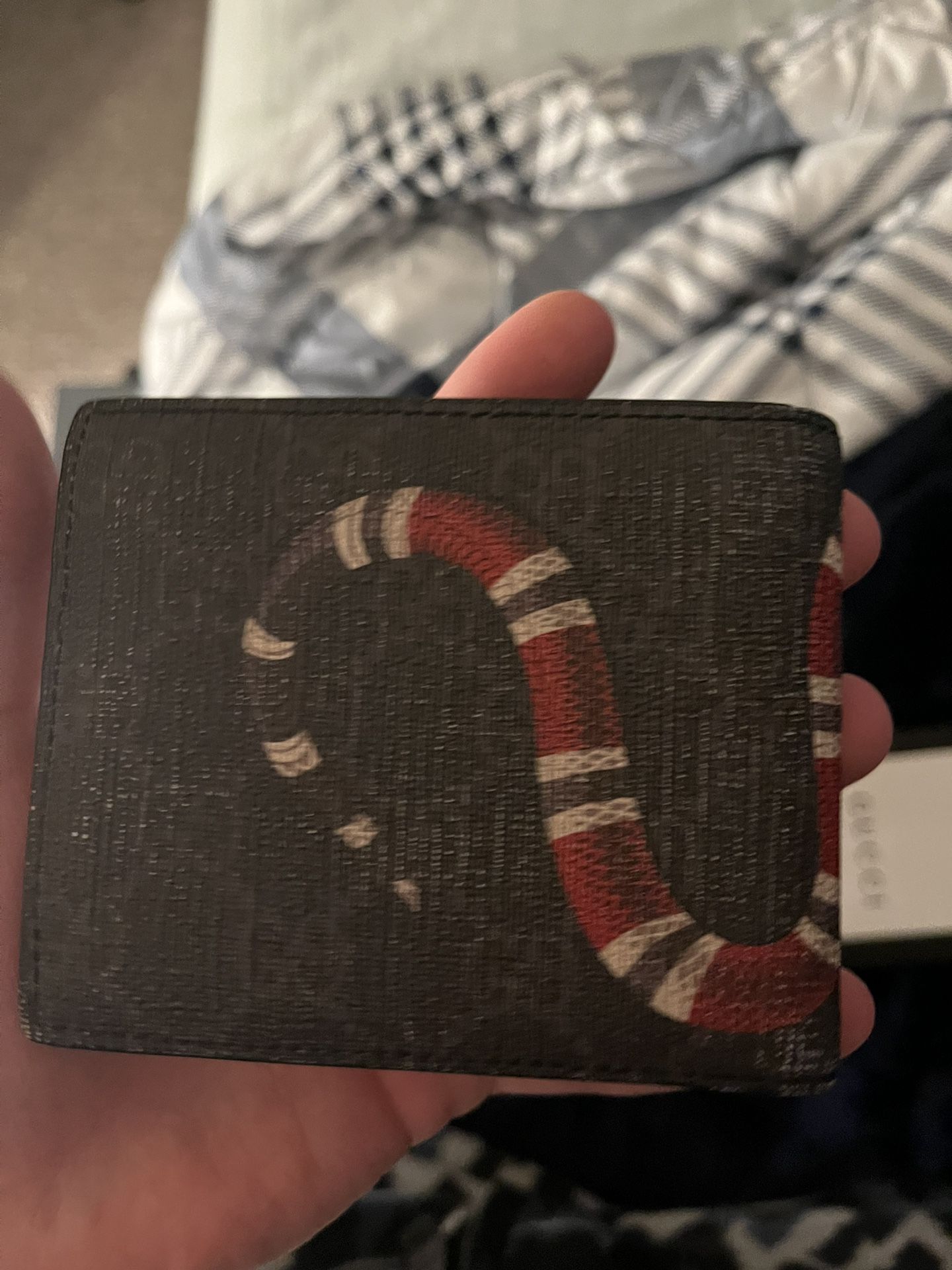 men’s gucci wallet , hardly used ! all authentic !