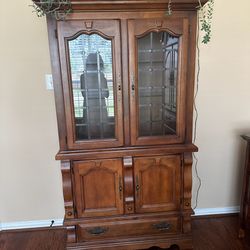 High End Buffet Hutch/China Cabinet. Excellent Condition 
