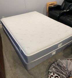 Queen size Serts Plush Mattress w boxspring