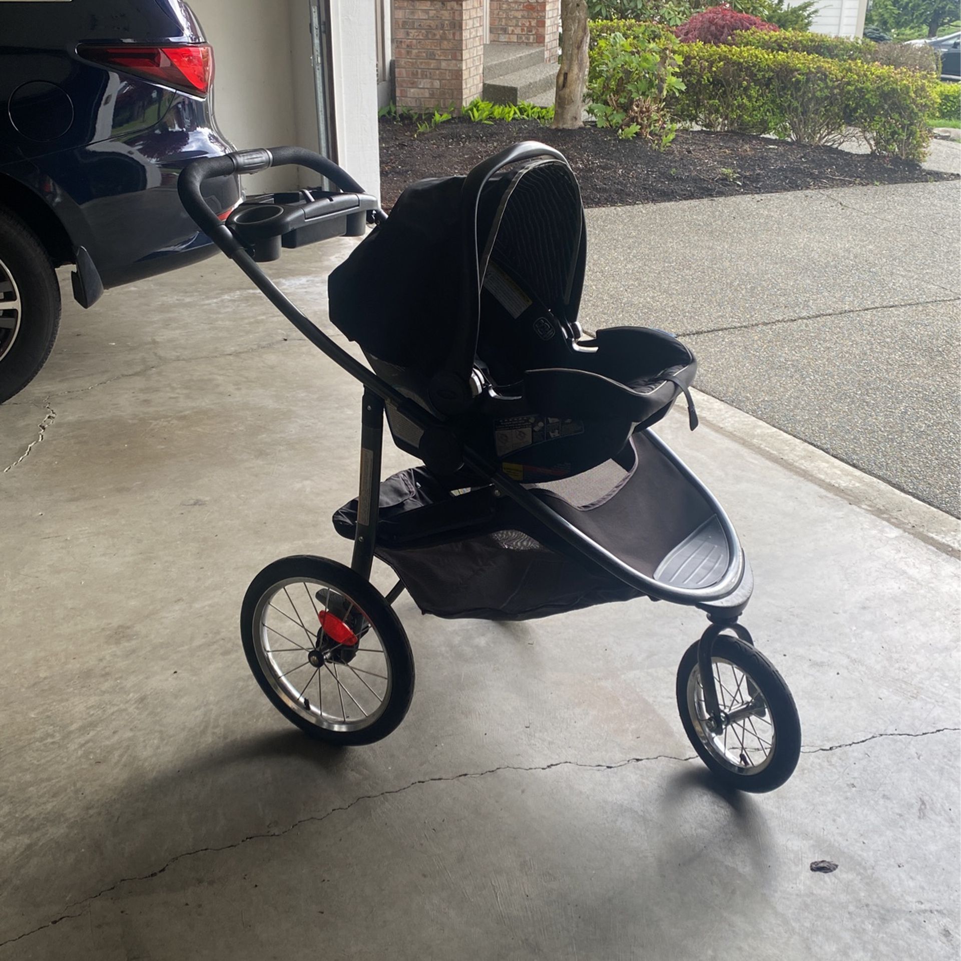 Graco Jogger with Car Seat And Base