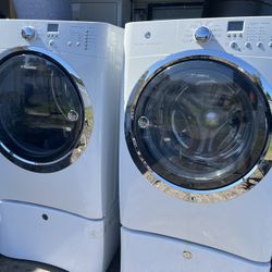 Electrolux 7.5cu Front Load washer And Dryer On Pedestal