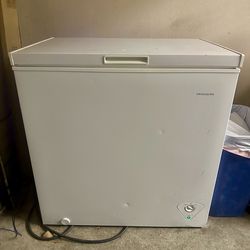 Frigidaire Chest Freezer – Large Capacity, Works Great