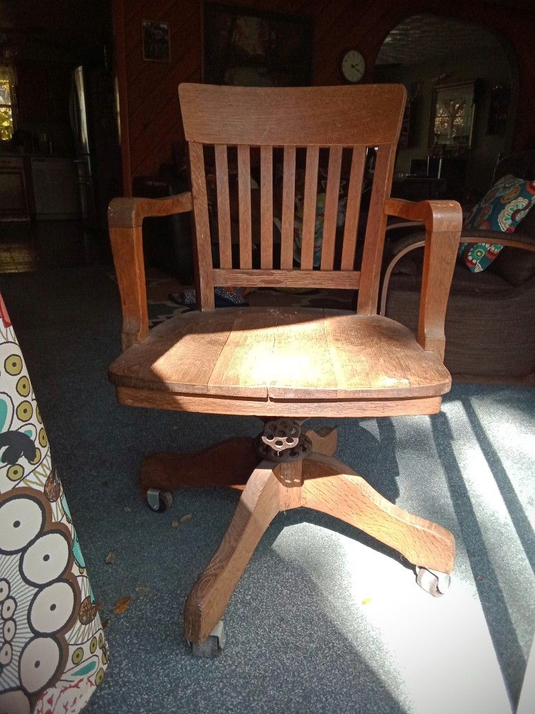 1914 Milwaukee Chair Company Bankers Swivel Chair