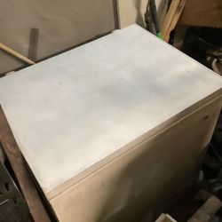 GE Garage Ready 8.8 cu. ft. Manual Defrost Chest Freezer in White