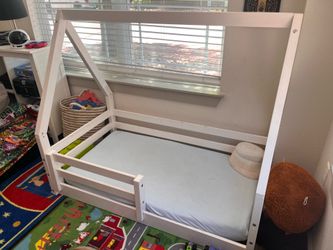 Toddler bed