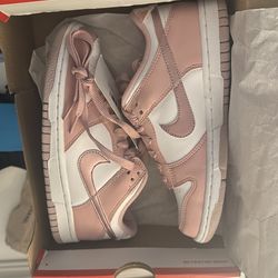 Soft pink Nike dunk low size 4