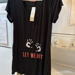 “Let Me Out” Maternity Shirt Size Large New