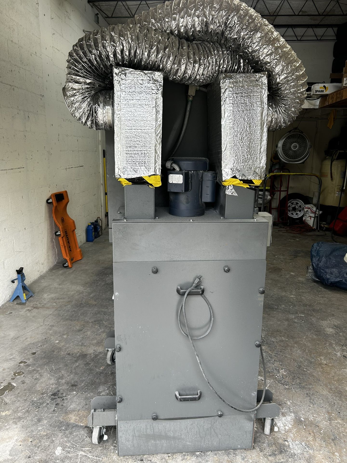 MAXFLO-DB Portable Spray Booth 30"W × 24" D Indoor Air scrubber, In Good Condition 