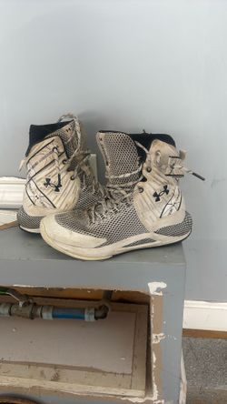 Under Armour Ace Volleyball shoes SIZE 8 WOMENS