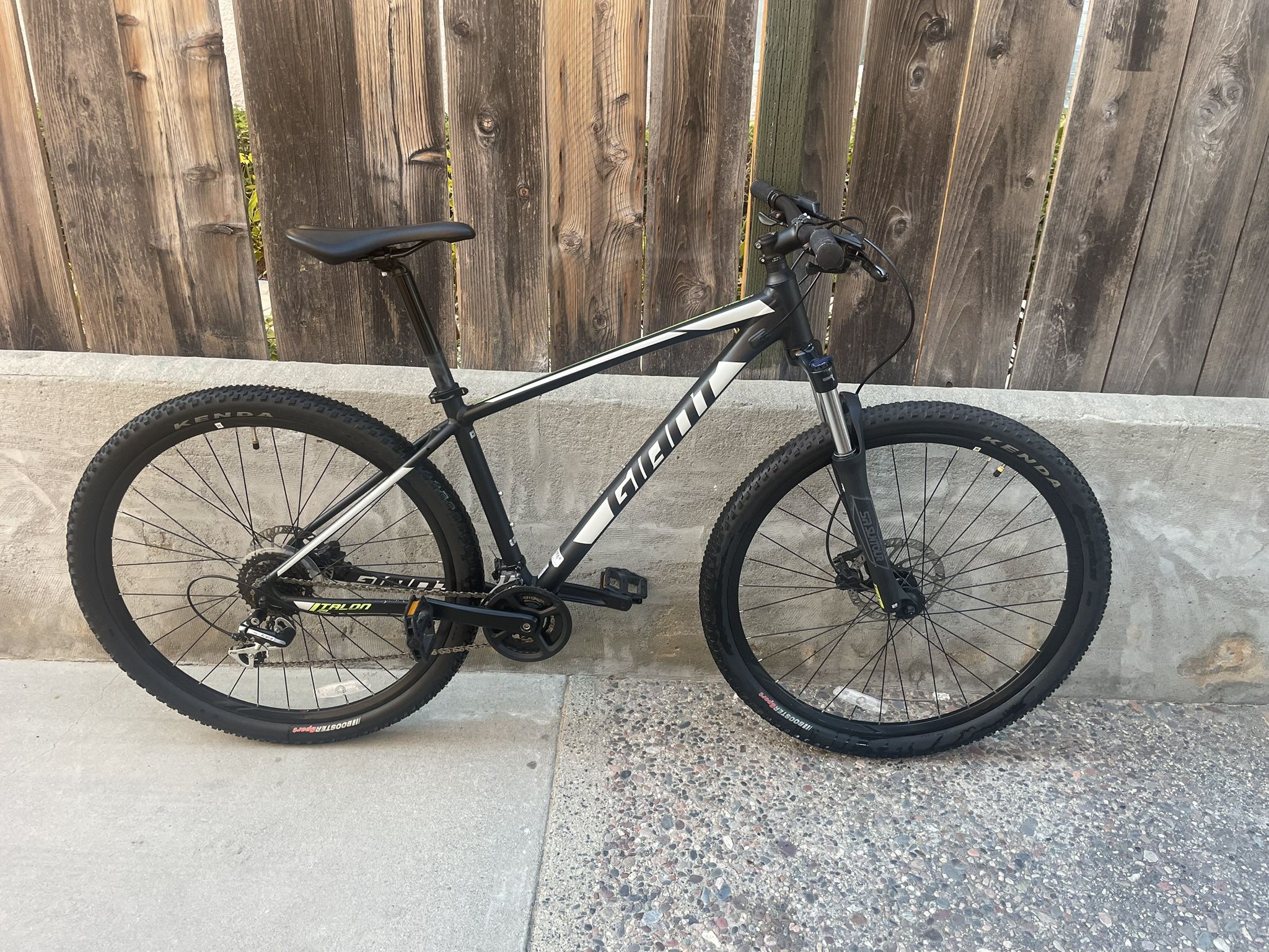 Giant Talon 3 29er Medium Frame Mountain Bike