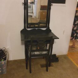 Cute Vanity With Chair