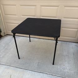 Folding table