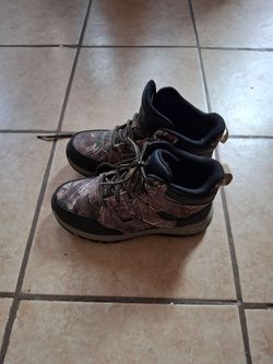 Boys size 3 Camo Hunting Boots Lace-Up Mid Top