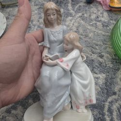 Vintage Women And Daughter Porcelain Statue 