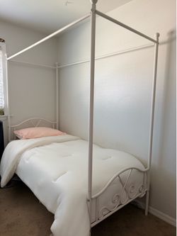 Twin canopy bed